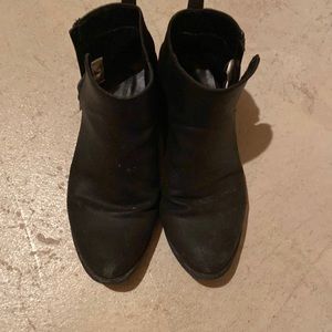 They are black in colour and size is 6.